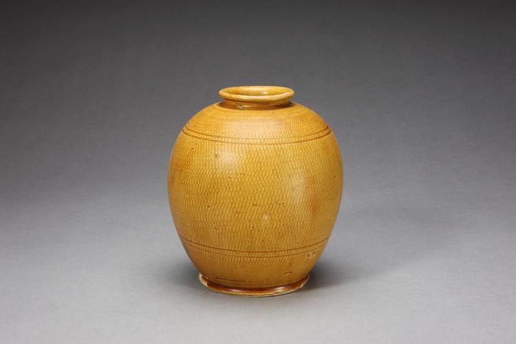 黄釉刻编织纹罐