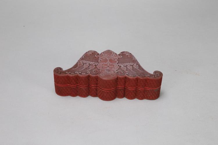 剔红蝙蝠吉庆万寿纹蝙蝠式盒