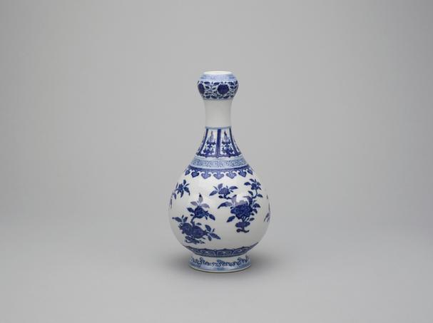 嘉庆款青花折枝花果纹蒜头瓶