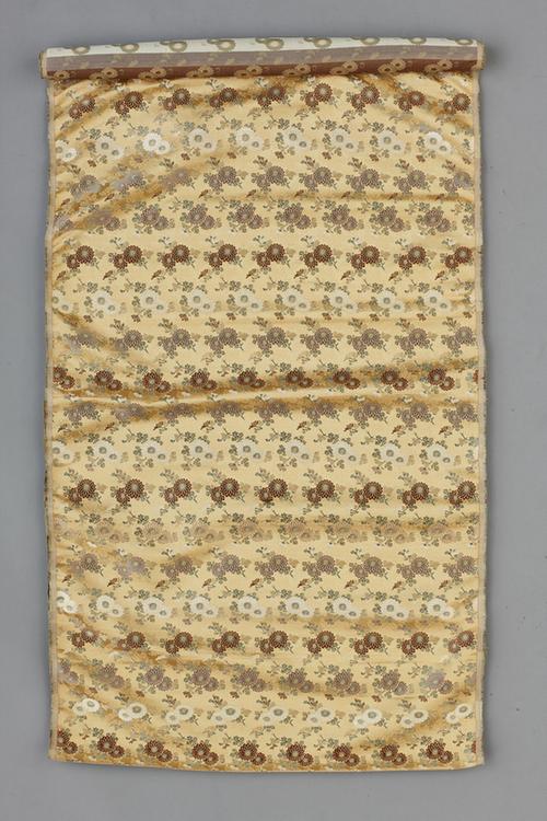 香色地折枝菊纹织金锦