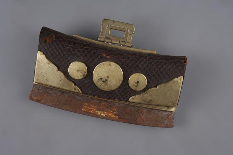 黄色皮嵌铜荷包式火燫