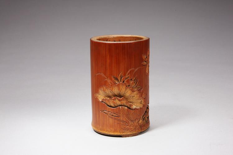 竹雕荷花图笔筒