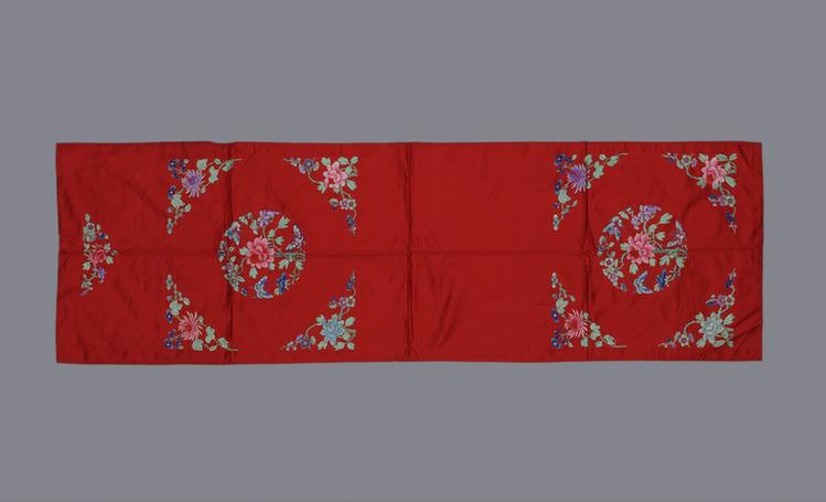 红色缎绣玉堂富贵纹椅帔