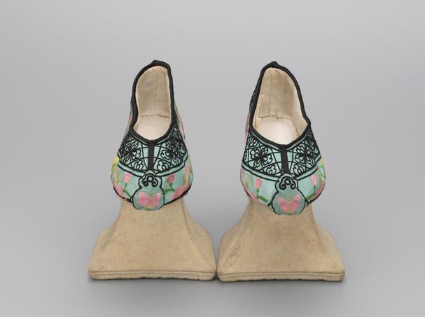 湖色缎绣花卉纹花盆底鞋