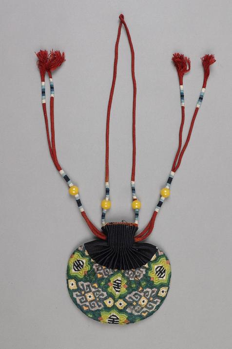 红青色缎口铺绒六角勾莲寿纹椭圆荷包