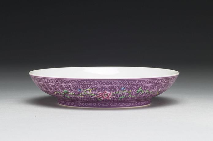 磁胎画珐瑯紫地花卉四寸碟