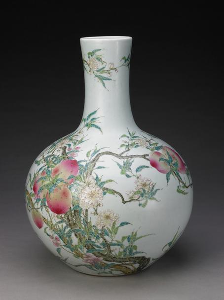 乾隆款粉彩九桃图天球瓶