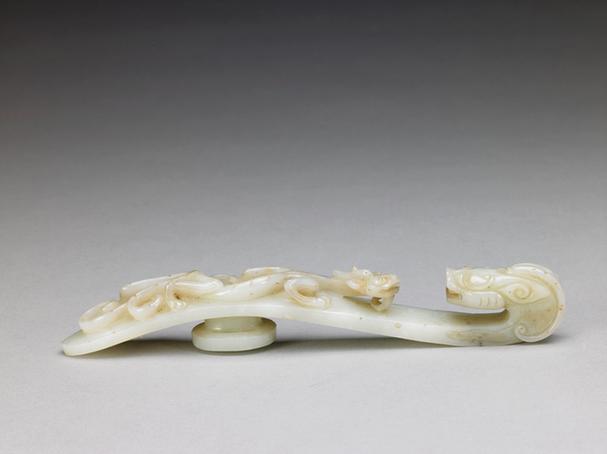 青玉浮雕蟠螭龙首带钩