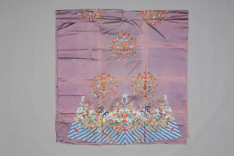 雪灰色缎绣八团有水八宝花卉纹料