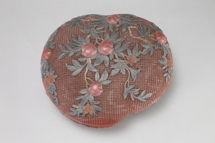 剔红桃实纹桃式盒