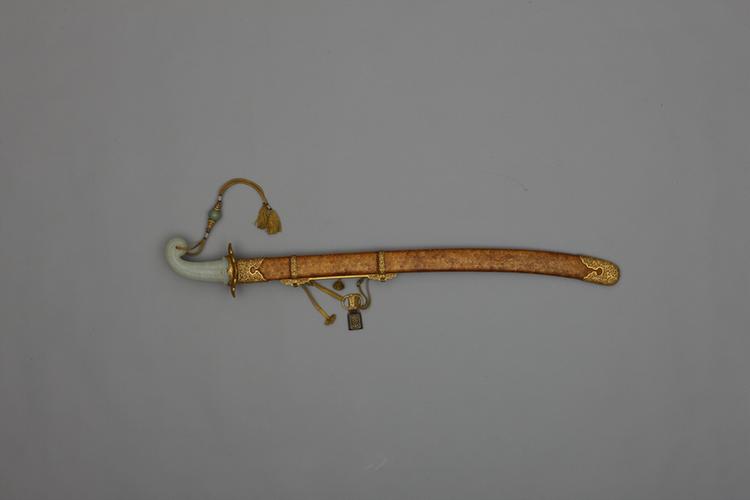 玉雕鱼鳞柄金桃皮鞘霜明腰刀