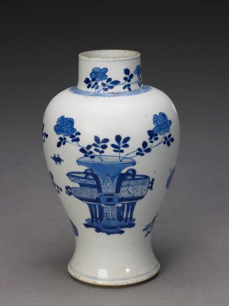 青花博古开光山水图瓶