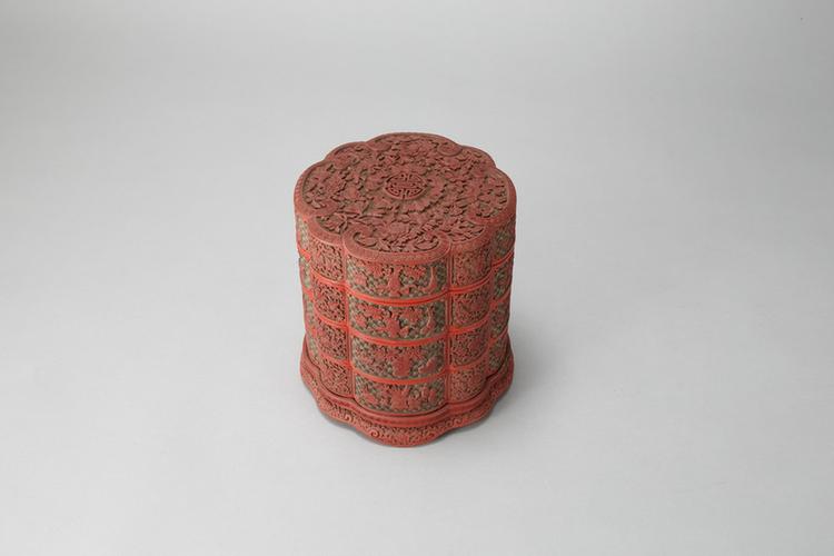 乾隆款剔红五福捧寿纹开光博古纹三层套盒