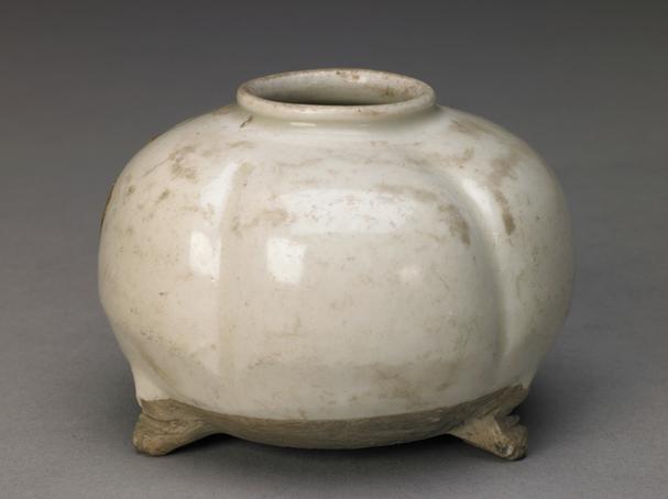 白釉瓜棱三足炉