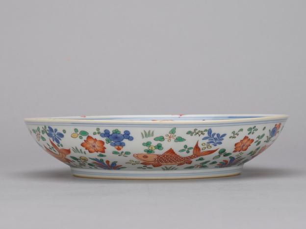 在川知乐款五彩鱼藻纹盘