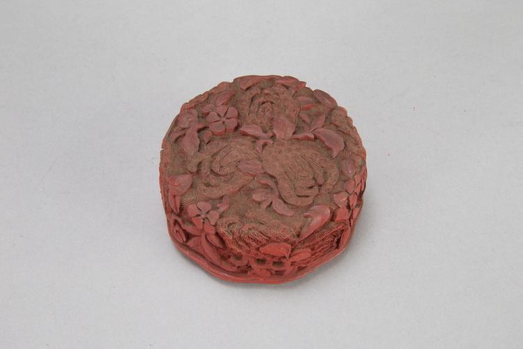 剔红佛手纹扁圆盒