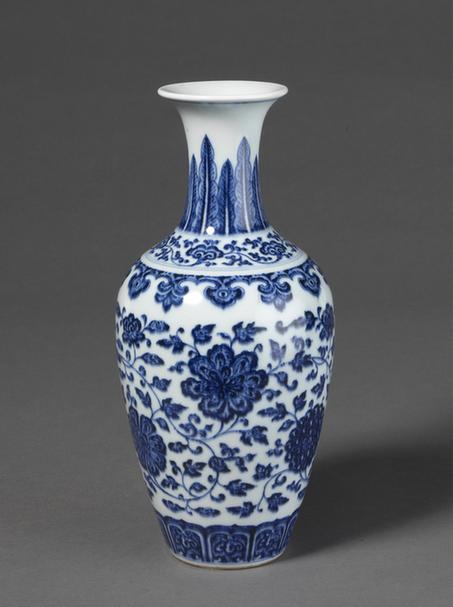 雍正款青花缠枝花蕉叶纹瓶