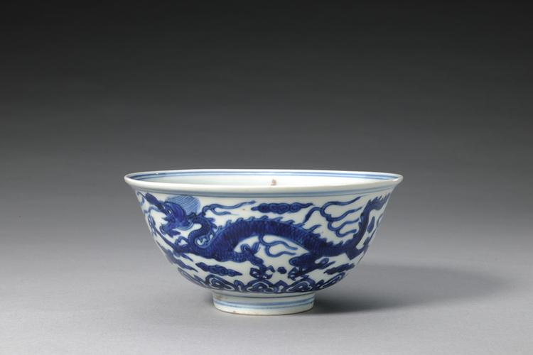 万历款青花双龙赶珠纹碗