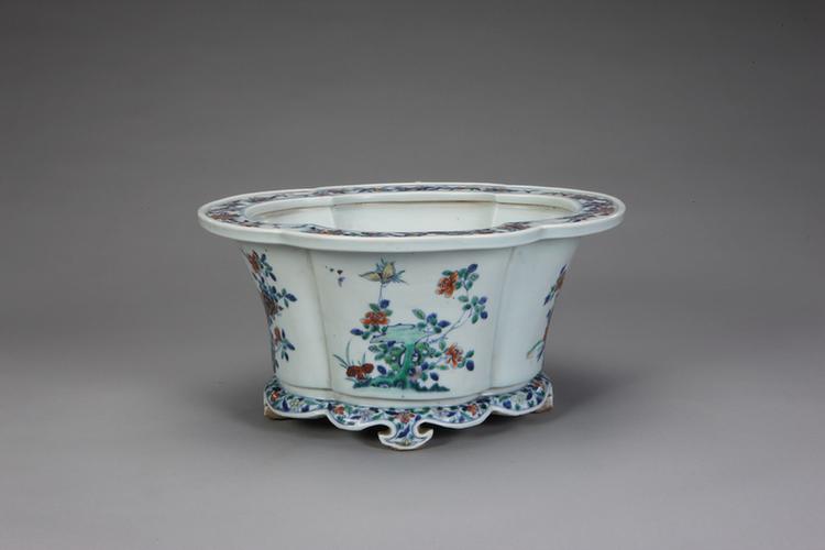 康熙款斗彩花蝶纹海棠式花盆