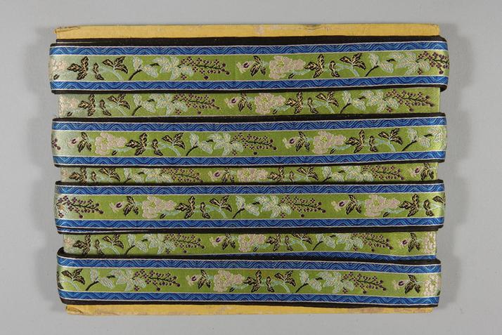 浅绿色缎地织金淡彩折枝时花纹绦