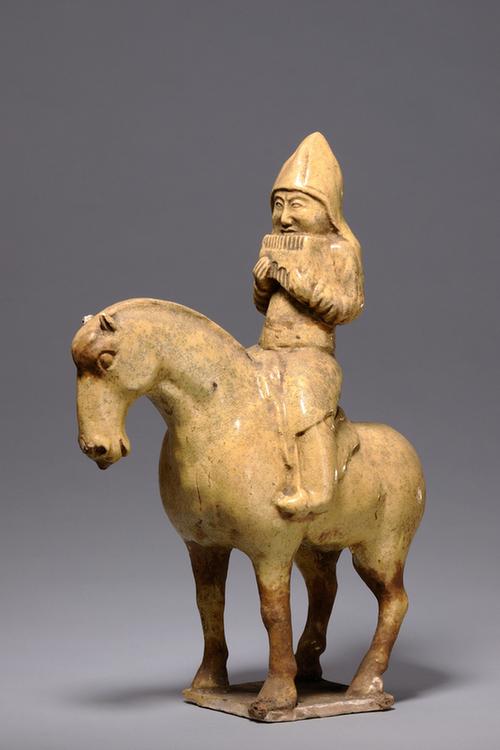 陶黄釉骑马吹箫俑