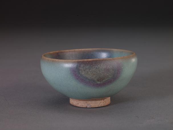 钧窑天蓝釉红斑碗