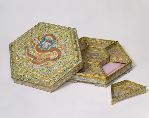 画珐琅花卉龙凤纹六方七子盒