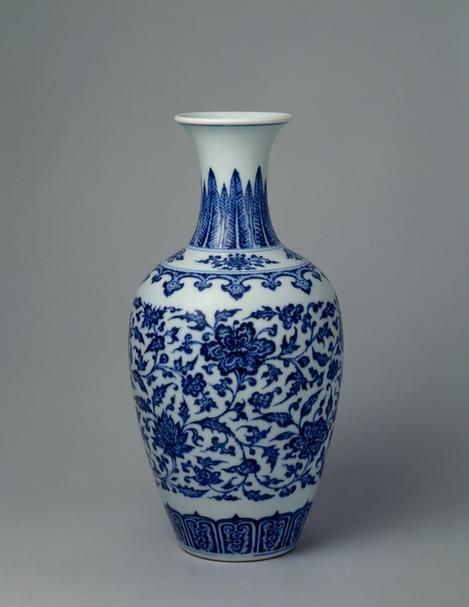 雍正款青花缠枝花蕉叶纹瓶