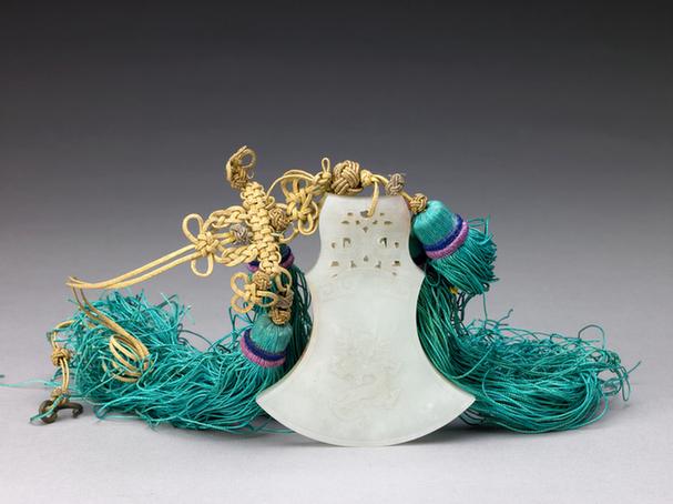 青玉十二辰斧形佩——辰