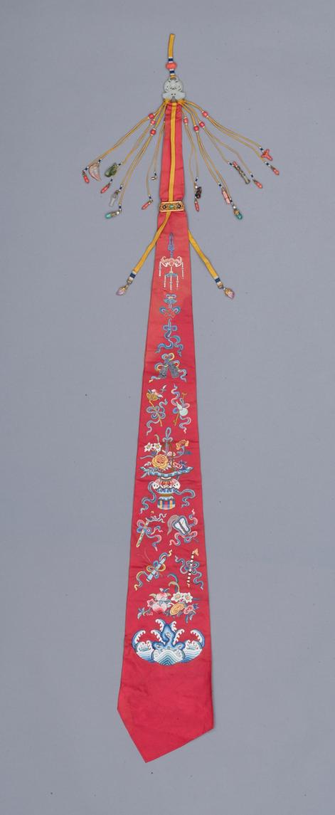 大红色缎绣花卉彩帨