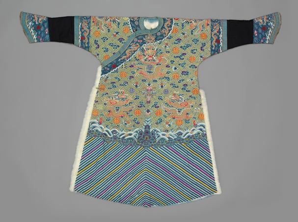 明黄色缂丝万字彩云金龙纹白狐皮女龙袍