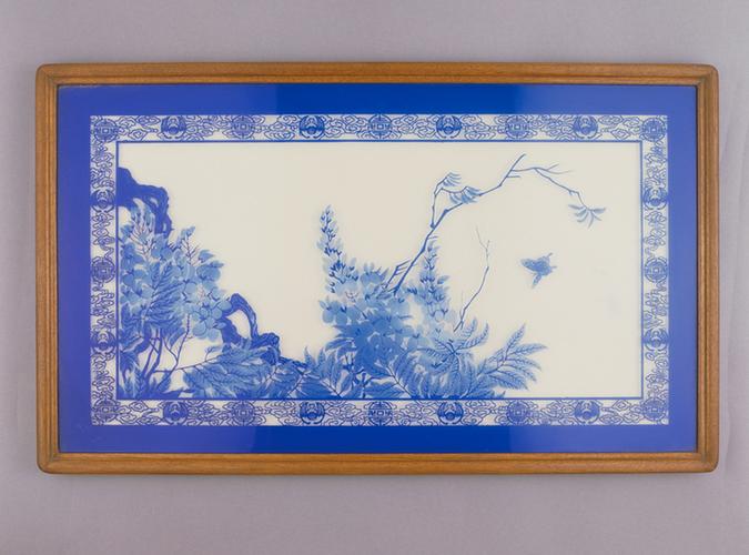 蓝色玻璃刻藤萝蝴蝶图挂屏