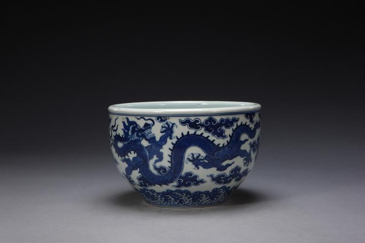 乾隆款青花云龙纹钵缸