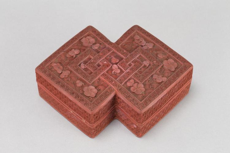 剔红落花流水纹方胜式盒