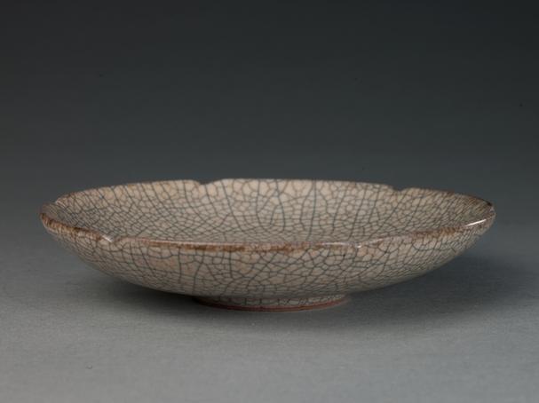 雍正款仿官釉凸花纹兽耳方瓶