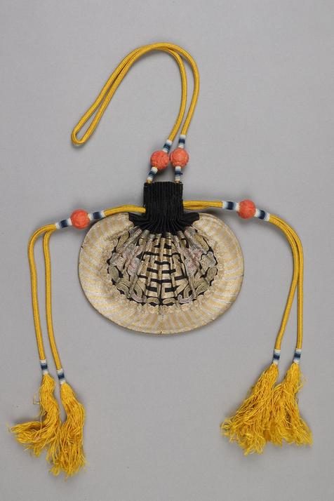 石青色缎平金银锁绣灵芝团寿纹椭圆荷包