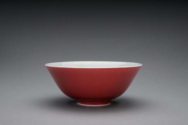 乾隆款祭红釉白里撇口碗