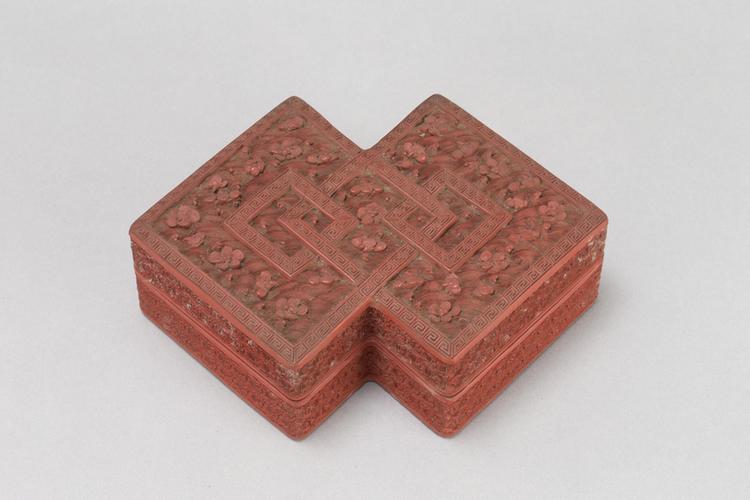 剔红落花流水纹方胜式盒