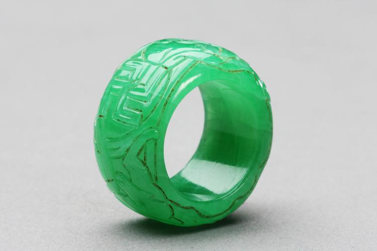 翠雕蝠寿万字纹戒指