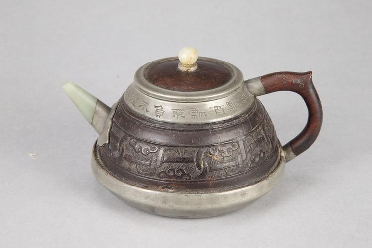 宜兴窑石楳款紫砂胎镶玉槟榔木壶