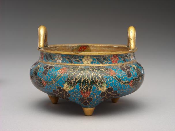 掐丝珐琅葡萄纹朝天耳乳足炉