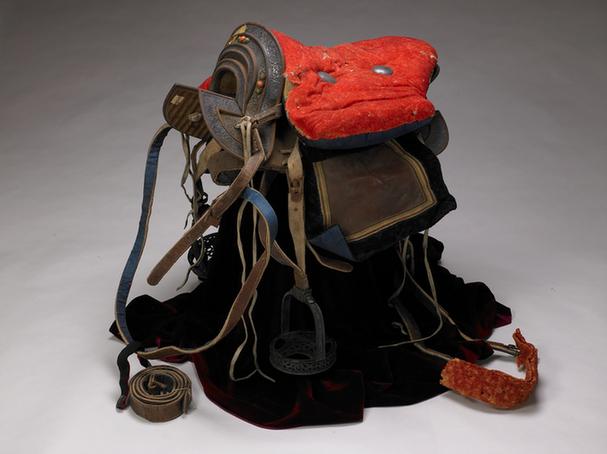 木镶银錾花纹嵌松石珊瑚马鞍