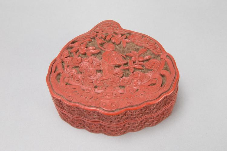 剔红八仙图桃式盒