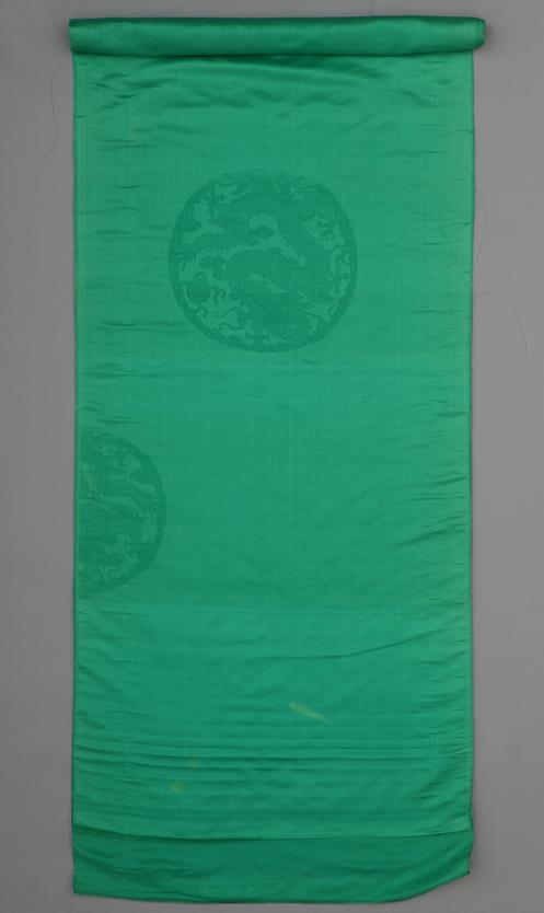 品绿色一团龙纹暗花缎