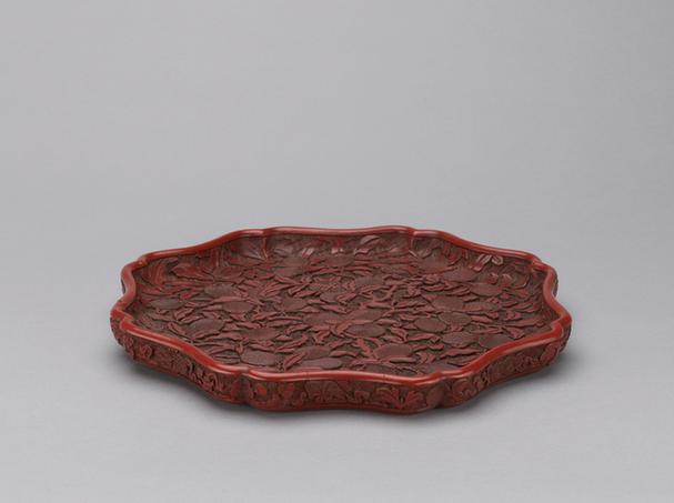 剔红荔枝纹葵瓣式盘