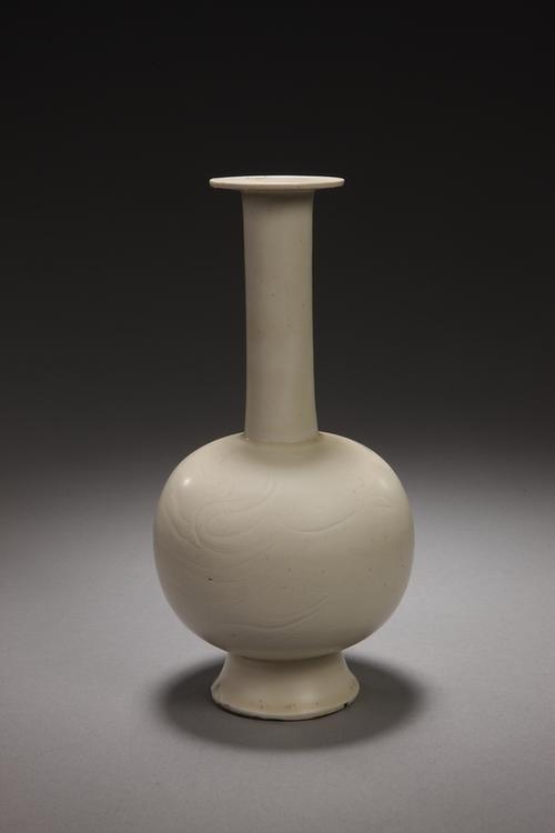 定窑白釉刻花直颈瓶