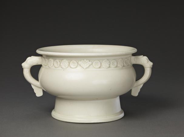 德化窑白釉凸花兽面耳炉