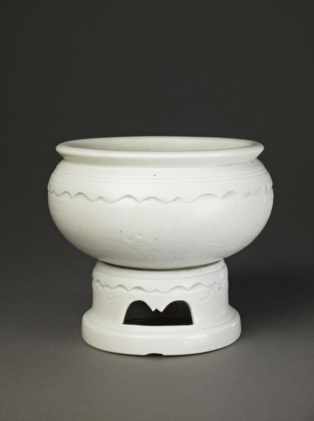 德化窑白釉划花灯