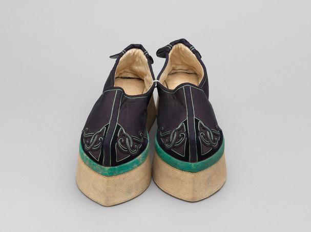 蓝色缎补绒花卉纹头尖底鞋