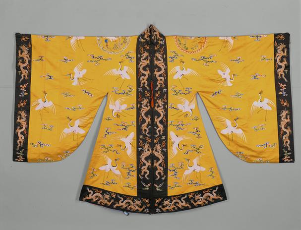 黄色缎绣彩云蝠鹤日月纹法衣